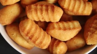 Madeleine tatlı bisküvi badem aromalı kurabiyeler lezzetli çerezler taze gurme yemek masası kırsal yiyecekler üst görünüm fotokopi alanı