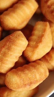 Madeleine tatlı bisküvi badem aromalı kurabiyeler lezzetli çerezler taze gurme yemek masası kırsal yiyecekler üst görünüm fotokopi alanı