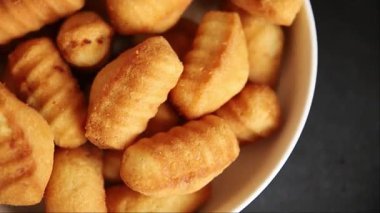 Madeleine tatlı bisküvi badem aromalı kurabiyeler lezzetli çerezler taze gurme yemek masası kırsal yiyecekler üst görünüm fotokopi alanı