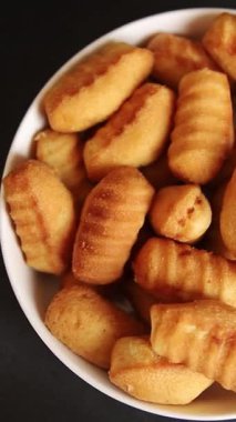 Madeleine tatlı bisküvi badem aromalı kurabiyeler lezzetli çerezler taze gurme yemek masası kırsal yiyecekler üst görünüm fotokopi alanı