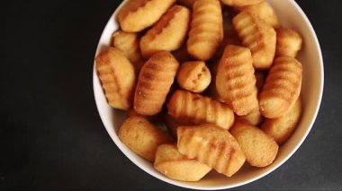 Madeleine tatlı bisküvi badem aromalı kurabiyeler lezzetli çerezler taze gurme yemek masası kırsal yiyecekler üst görünüm fotokopi alanı