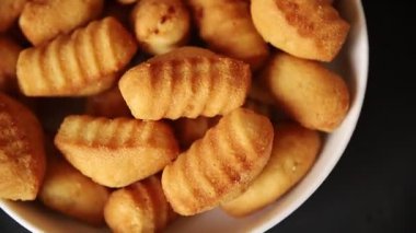 Madeleine tatlı bisküvi badem aromalı kurabiyeler lezzetli çerezler taze gurme yemek masası kırsal yiyecekler üst görünüm fotokopi alanı