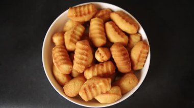 Madeleine tatlı bisküvi badem aromalı kurabiyeler lezzetli çerezler taze gurme yemek masası kırsal yiyecekler üst görünüm fotokopi alanı