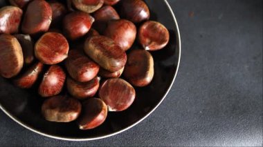 Kestaneler yenilebilir meyveler lezzetli atıştırmalıklar taze gurme yemek arka planı masa rustik gıdalar üst görünüm fotokopi alanı