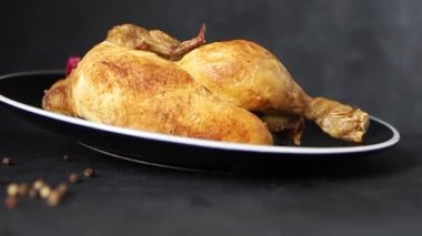 Tavukçu bayramlık eti yarım tavuk ızgara ızgara lezzetli aperatif taze gurme yemek arkaplanı masa kırsal yiyeceklerin üst görünümü fotokopi alanı