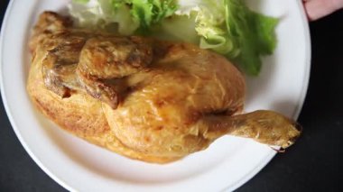 Tavukçu bayramlık eti yarım tavuk ızgara ızgara lezzetli aperatif taze gurme yemek arkaplanı masa kırsal yiyeceklerin üst görünümü fotokopi alanı