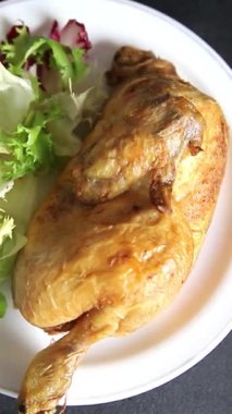 Tavukçu bayramlık eti yarım tavuk ızgara ızgara lezzetli aperatif taze gurme yemek arkaplanı masa kırsal yiyeceklerin üst görünümü fotokopi alanı