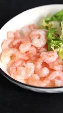 Karides salatası, karides, karides, lezzetli çerez, gurme, gurme, sofrada arka plan. Fotokopi odası, fotokopi alanı keto ve paleo diyeti, vejetaryen diyeti, pesseeter diyet.