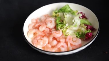 Karides salatası, karides, karides, lezzetli çerez, gurme, gurme, sofrada arka plan. Fotokopi odası, fotokopi alanı keto ve paleo diyeti, vejetaryen diyeti, pesseeter diyet.