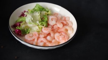 Karides salatası, karides, karides, lezzetli çerez, gurme, gurme, sofrada arka plan. Fotokopi odası, fotokopi alanı keto ve paleo diyeti, vejetaryen diyeti, pesseeter diyet.