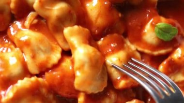 Ravioli domates sosu ana yemek lezzetli aperatif lezzetli leziz gurme yemekler masada rustik yiyecekler üst manzara fotokopi alanı