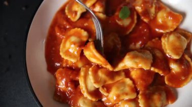 Ravioli domates sosu ana yemek lezzetli aperatif lezzetli leziz gurme yemekler masada rustik yiyecekler üst manzara fotokopi alanı