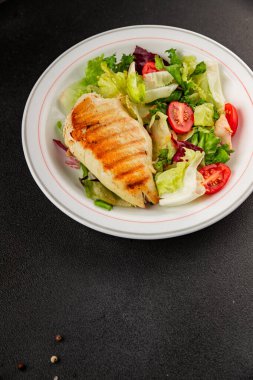 Izgara tavuk göğsü salatası, tavuk göğsü domates, yeşil yaprak marul, salata karışımı sebzeler doğal ürünler lezzetli çerezler lezzetli lezzetli gurme yemek arka planı masa sade üst görünüm fotokopi alanı keto ve paleo diyet vegan ve vejetaryen yemekleri