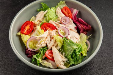 Salata tavuğu, et ve sebze domates, yeşil yaprak marul, soğan doğal ürün lezzetli aperatif taze lezzetli gurme yemek arka planı masa rustik üst manzara fotokopi alanı keto ve paleo diyeti