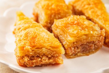 Antep fıstıklı ve bademli Baklava. Tatlı, doğu tatlıları. Lezzetli atıştırmalıklar.