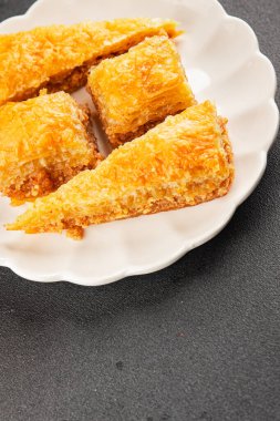 Antep fıstıklı ve bademli Baklava. Tatlı, doğu tatlıları. Lezzetli atıştırmalıklar.