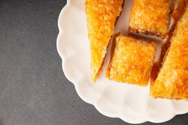 Antep fıstıklı ve bademli Baklava. Tatlı, doğu tatlıları. Lezzetli atıştırmalıklar.