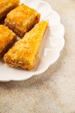 Antep fıstıklı ve bademli Baklava. Tatlı, doğu tatlıları. Lezzetli atıştırmalıklar.