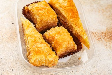 Antep fıstıklı ve bademli Baklava. Tatlı, doğu tatlıları. Lezzetli atıştırmalıklar.