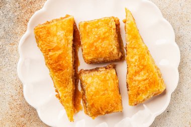 Antep fıstıklı ve bademli Baklava. Tatlı, doğu tatlıları. Lezzetli atıştırmalıklar.