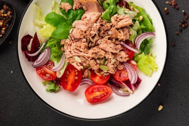 Ton balığı salatası, konserve balık, domates, yeşil yaprak salatası sebze, sebze, doğal ürünler, lezzetli atıştırmalıklar, lezzetli gurme yemek arkaplanı, masa üstünde, rustik üst görünüm, fotokopi alanı keto ve paleo diyeti, vejetaryen diyeti, pesseeter.