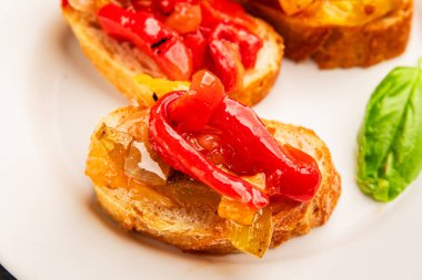 Brüksel usulü kavrulmuş biber, sebze, doğal ürün, lezzetli çerez, leziz gurme yemek arkaplanı, masa üzerinde rustik üst görünüm, fotokopi alanı vegan ve vejetaryen yemekleri.