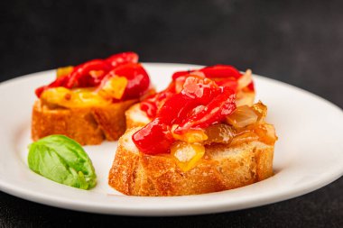 Brüksel usulü kavrulmuş biber, sebze, doğal ürün, lezzetli çerez, leziz gurme yemek arkaplanı, masa üzerinde rustik üst görünüm, fotokopi alanı vegan ve vejetaryen yemekleri.