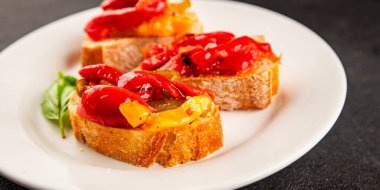 Brüksel usulü kavrulmuş biber, sebze, doğal ürün, lezzetli çerez, leziz gurme yemek arkaplanı, masa üzerinde rustik üst görünüm, fotokopi alanı vegan ve vejetaryen yemekleri.