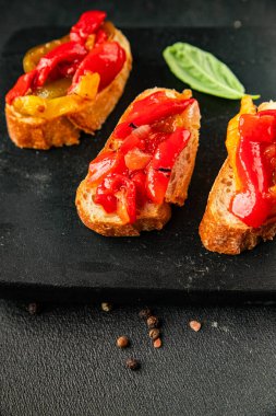 Brüksel usulü kavrulmuş biber, sebze, doğal ürün, lezzetli çerez, leziz gurme yemek arkaplanı, masa üzerinde rustik üst görünüm, fotokopi alanı vegan ve vejetaryen yemekleri.