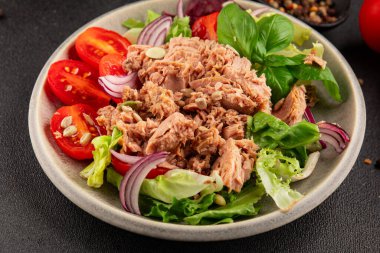 Ton balığı salatası, konserve balık, domates, yeşil yaprak salatası sebze, sebze, doğal ürünler, lezzetli atıştırmalıklar, lezzetli gurme yemek arkaplanı, masa üstünde, rustik üst görünüm, fotokopi alanı keto ve paleo diyeti, vejetaryen diyeti, pesseeter.