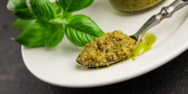 Pesto soslu fesleğen, zeytinyağı, parmesan, çam fıstığı, sarımsaklı doğal ürün lezzetli çerez, lezzetli yemek arkaplan rustik üst görünüm fotokopi alanı.