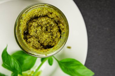 Pesto soslu fesleğen, zeytinyağı, parmesan, çam fıstığı, sarımsaklı doğal ürün lezzetli çerez, lezzetli yemek arkaplan rustik üst görünüm fotokopi alanı.