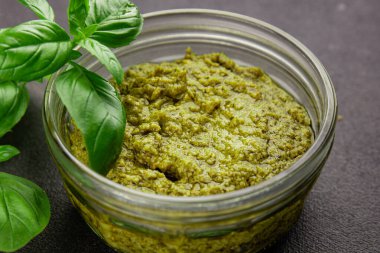 Pesto soslu fesleğen, zeytinyağı, parmesan, çam fıstığı, sarımsaklı doğal ürün lezzetli çerez, lezzetli yemek arkaplan rustik üst görünüm fotokopi alanı.