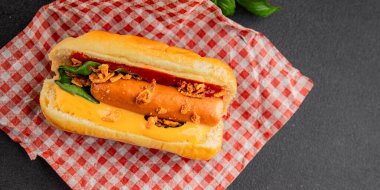 Sosisli kızartılmış soğan, sosis, çörek, fast food lezzetli çerez lezzetli gurme yemek arka planı masanın kırsal kesiminde fotokopi alanı.