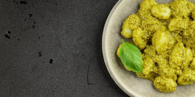 Gnocchi pesto sosu yeşil lezzetli aperatif taze gurme yemek arkaplanı masanın üstünde rustik üst görünüm fotokopi alanı vejetaryen ve vejetaryen yemekleri