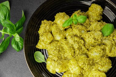 Gnocchi pesto sosu yeşil lezzetli aperatif taze gurme yemek arkaplanı masanın üstünde rustik üst görünüm fotokopi alanı vejetaryen ve vejetaryen yemekleri