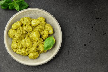 Gnocchi pesto sosu yeşil lezzetli aperatif taze gurme yemek arkaplanı masanın üstünde rustik üst görünüm fotokopi alanı vejetaryen ve vejetaryen yemekleri