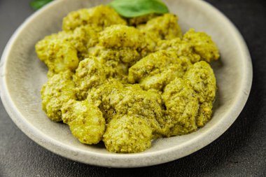 Gnocchi pesto sosu yeşil lezzetli aperatif taze gurme yemek arkaplanı masanın üstünde rustik üst görünüm fotokopi alanı vejetaryen ve vejetaryen yemekleri