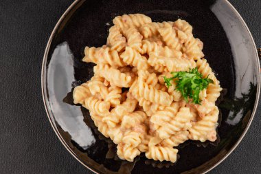 Carbonara makarna fusilli krem soslu ana yemek İtalyan mutfağı lezzetli aperatif lezzetli gurme yemek arka planı masa rustik gıda üst görünümü fotokopi alanı üzerinde