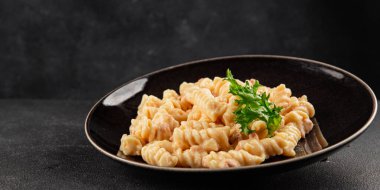 Carbonara makarna fusilli krem soslu ana yemek İtalyan mutfağı lezzetli aperatif lezzetli gurme yemek arka planı masa rustik gıda üst görünümü fotokopi alanı üzerinde