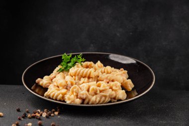 Carbonara makarna fusilli krem soslu ana yemek İtalyan mutfağı lezzetli aperatif lezzetli gurme yemek arka planı masa rustik gıda üst görünümü fotokopi alanı üzerinde