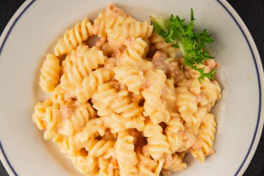 Carbonara makarna fusilli krem soslu ana yemek İtalyan mutfağı lezzetli aperatif lezzetli gurme yemek arka planı masa rustik gıda üst görünümü fotokopi alanı üzerinde