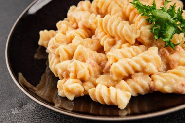Carbonara makarna fusilli krem soslu ana yemek İtalyan mutfağı lezzetli aperatif lezzetli gurme yemek arka planı masa rustik gıda üst görünümü fotokopi alanı üzerinde