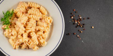 Carbonara makarna fusilli krem soslu ana yemek İtalyan mutfağı lezzetli aperatif lezzetli gurme yemek arka planı masa rustik gıda üst görünümü fotokopi alanı üzerinde
