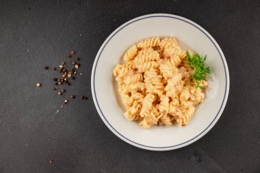 Carbonara makarna fusilli krem soslu ana yemek İtalyan mutfağı lezzetli aperatif lezzetli gurme yemek arka planı masa rustik gıda üst görünümü fotokopi alanı üzerinde