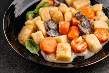 Patates yahnisi mantarı ve sebze. Doğal çerez. Lezzetli lezzetli gurme yemek. Masanın üstünde.