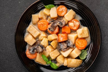 Patates yahnisi mantarı ve sebze. Doğal çerez. Lezzetli lezzetli gurme yemek. Masanın üstünde.