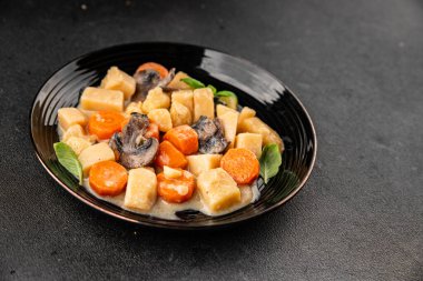 Patates yahnisi mantarı ve sebze. Doğal çerez. Lezzetli lezzetli gurme yemek. Masanın üstünde.