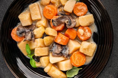 Patates yahnisi mantarı ve sebze. Doğal çerez. Lezzetli lezzetli gurme yemek. Masanın üstünde.