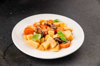 Patates yahnisi mantarı ve sebze. Doğal çerez. Lezzetli lezzetli gurme yemek. Masanın üstünde.